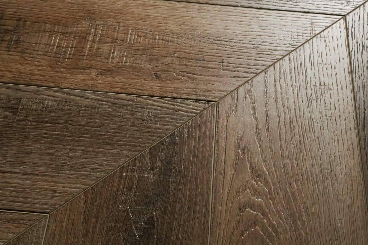 Клеевой виниловый пол Damy Floor Chevron LVT Амбуаз 600x127x2.5 мм, упаковка 3,048 м Клеевой виниловый пол Damy Floor Chevron LVT Амбуаз 600x127x2.5 мм, упаковка 3,048 м